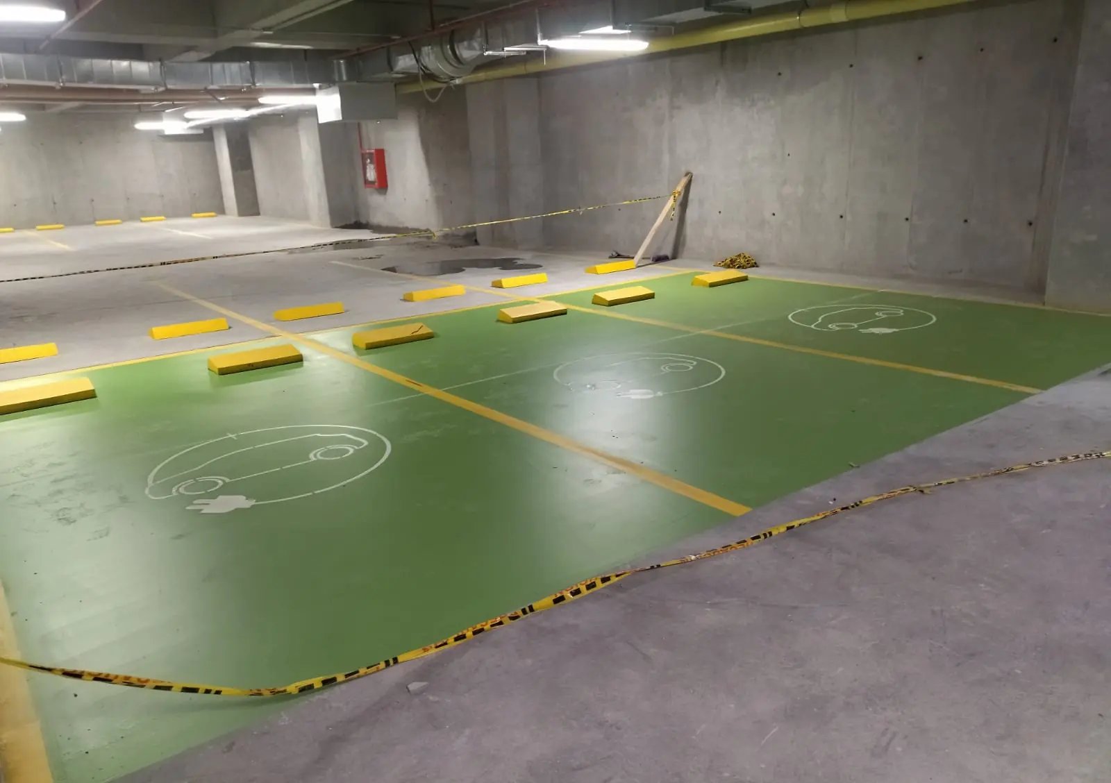 Parqueadero con piso epóxico verde y señalización en el nuevo Búnker de la Fiscalía en Cali
