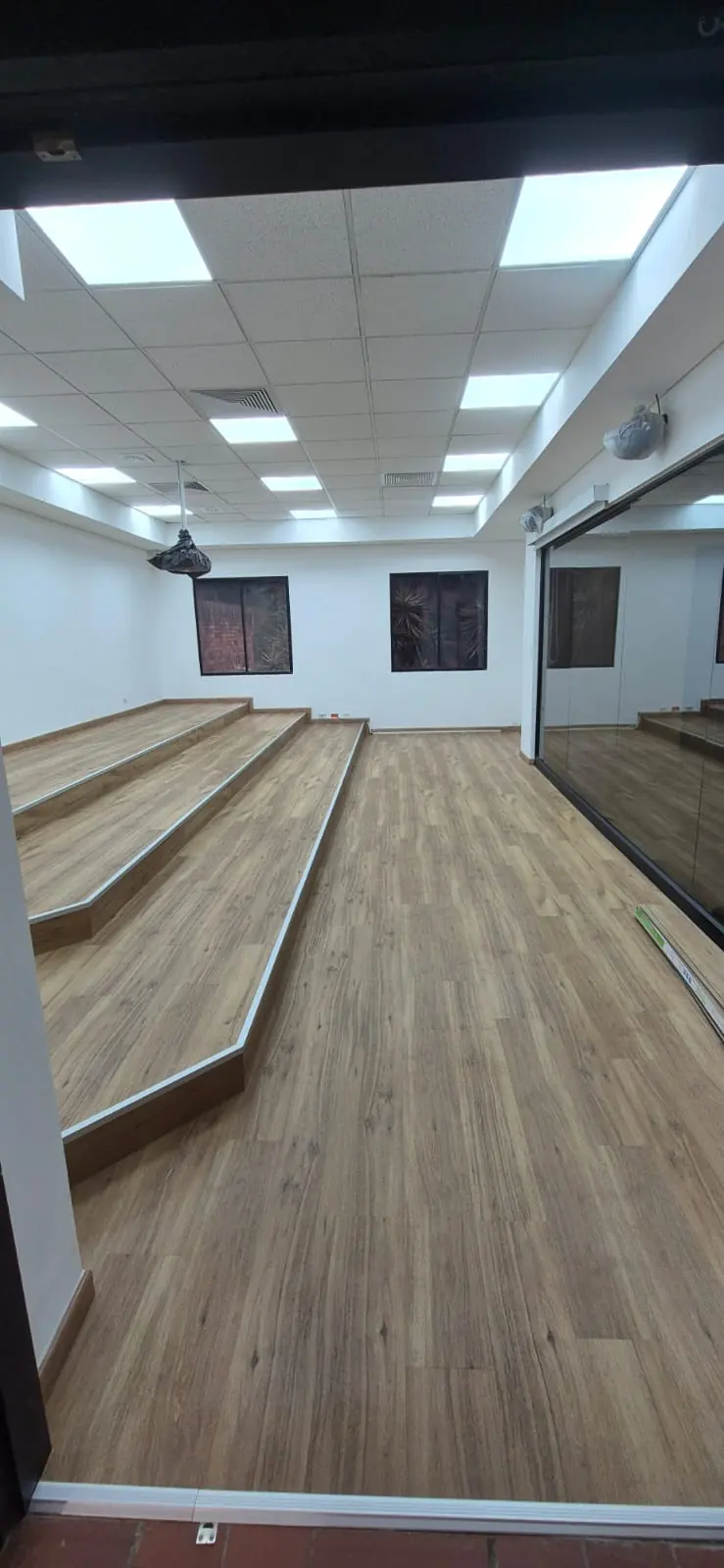 Cámara Gesell con gradas en madera, Universidad Javeriana