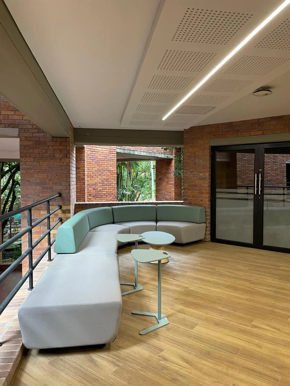 Sala de reuniones adecuada en el Aula Internacional MBA de la Universidad Javeriana Cali