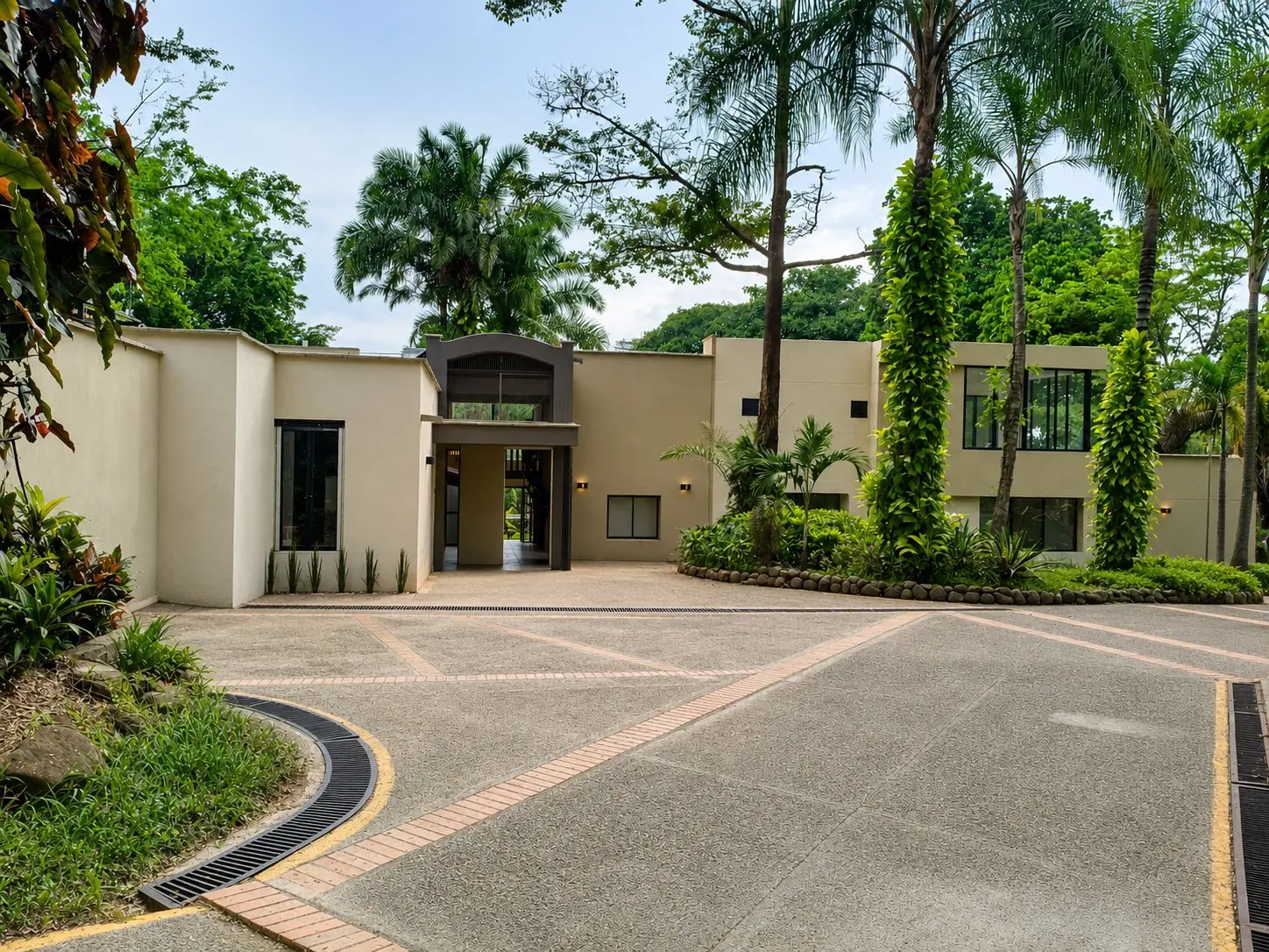 Acceso y plazoleta de Casa Loyola