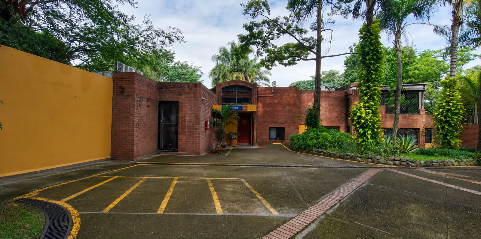 Parqueadero demarcado de Casa Loyola