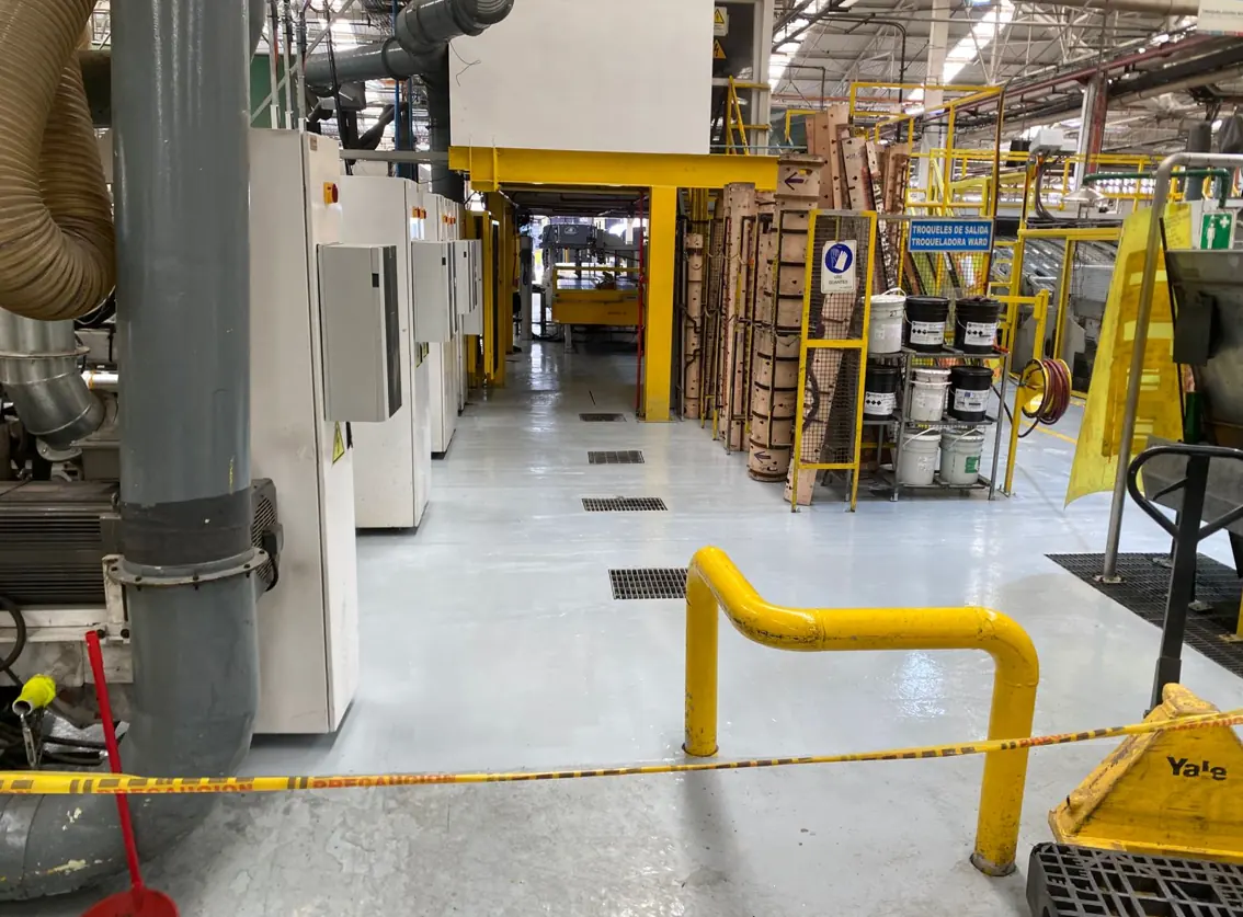 Bodega de Smurfit Kappa con nueva losa y señalización de seguridad