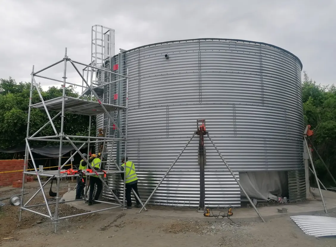 Montaje de tanque de agua metálico sobre cimentación